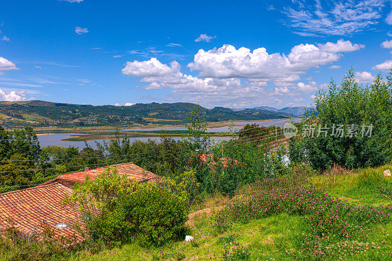 瓜塔维塔，哥伦比亚-从屋顶俯瞰Embalse del Tominé或Tominé水库。安第斯山脉的背景。